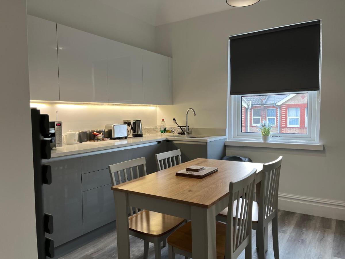 Entire Spacious 4 Bedroom Apartment In Bornemouth Extérieur photo